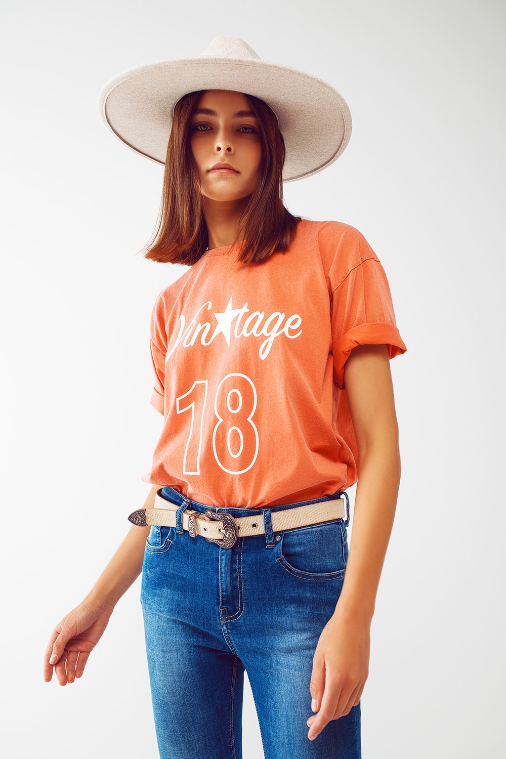 Camiseta con Texto Vintage 18 en naranja Camiseta con Texto Vintage 18 en naranja