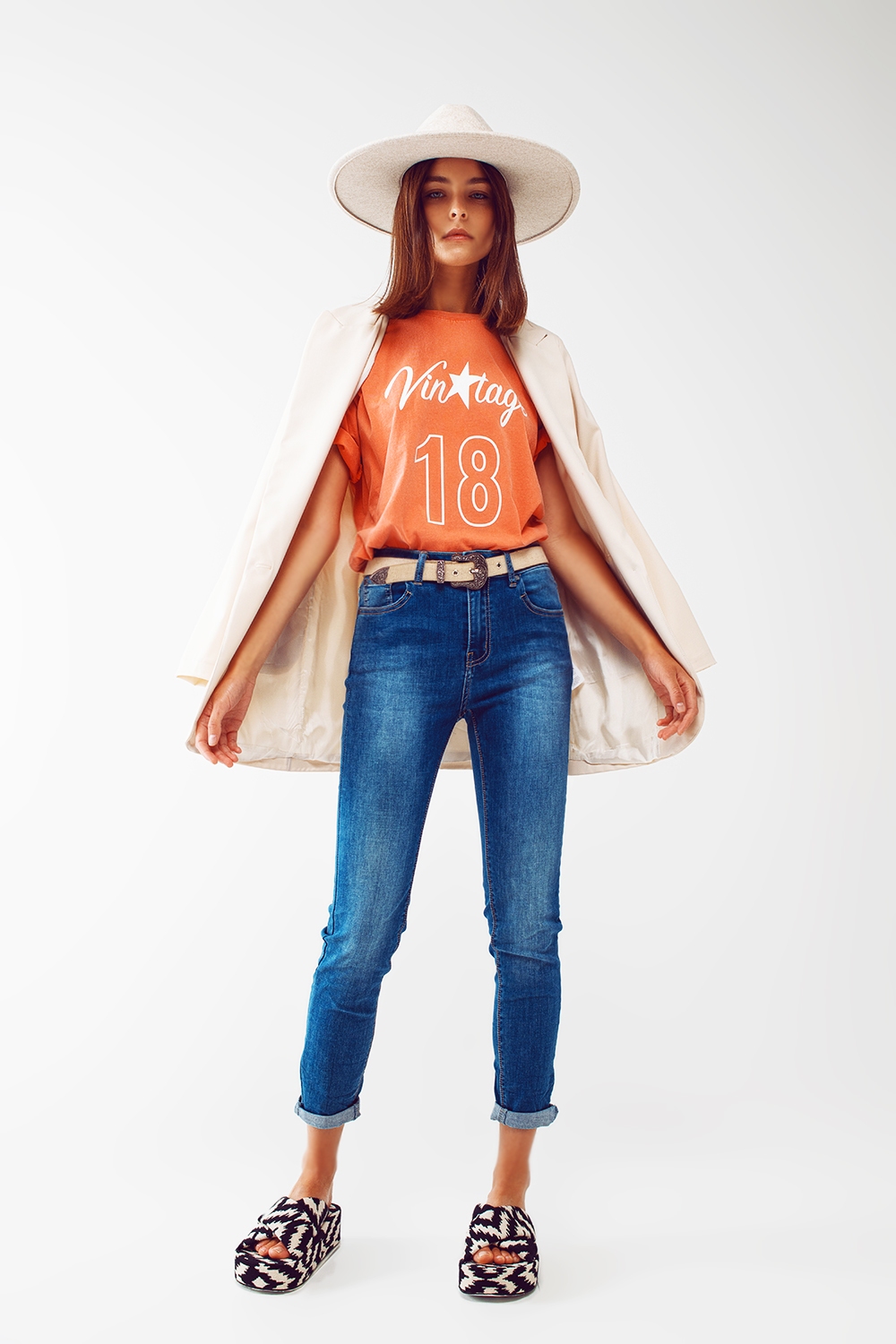 Camiseta con Texto Vintage 18 en naranja Camiseta con Texto Vintage 18 en naranja