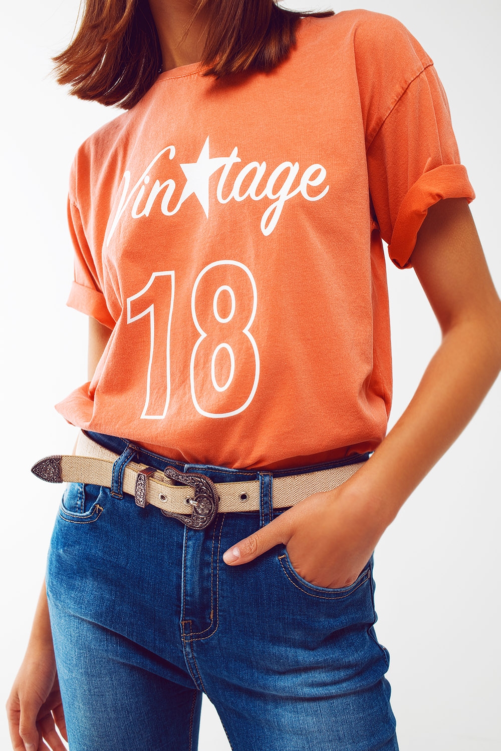 Camiseta con Texto Vintage 18 en naranja Camiseta con Texto Vintage 18 en naranja