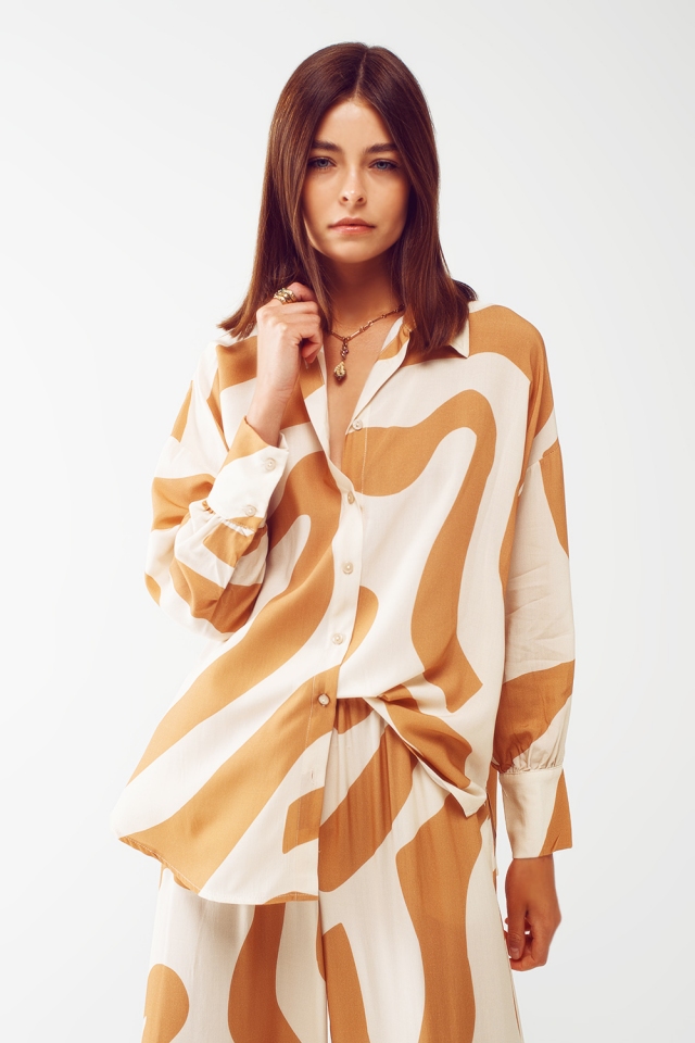 Camicia ampia con stampa astratta marrone