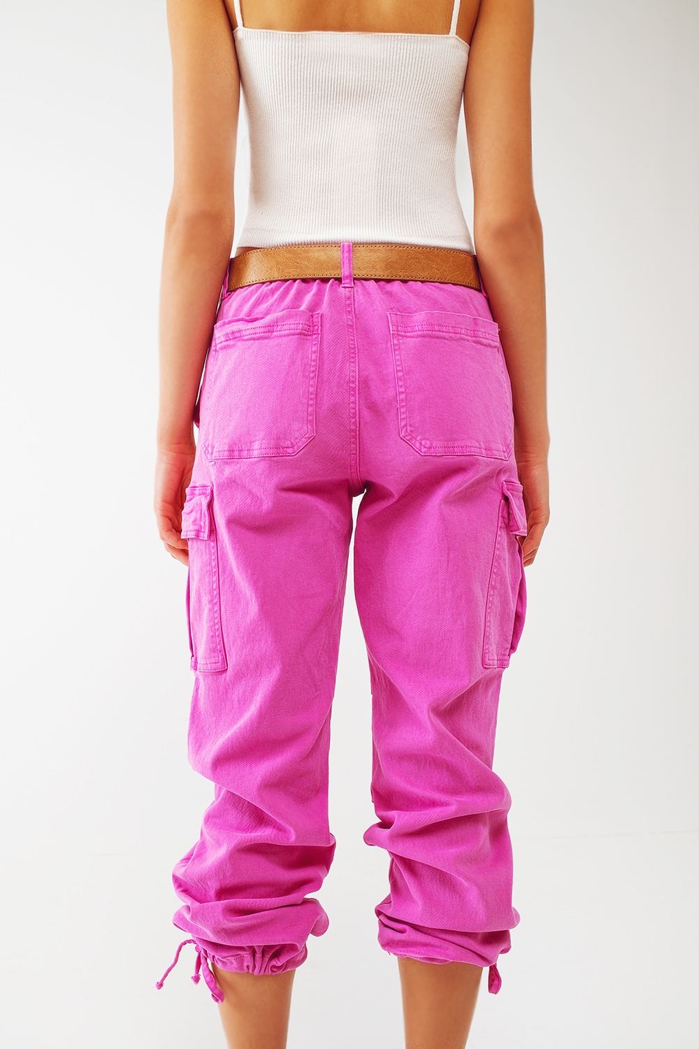 Pantalones cargo con extremos de borla en fucsia Pantalones cargo con extremos de borla en fucsia