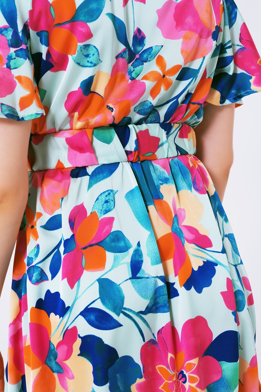 Vestido de raso suave estampado flores con cinturon