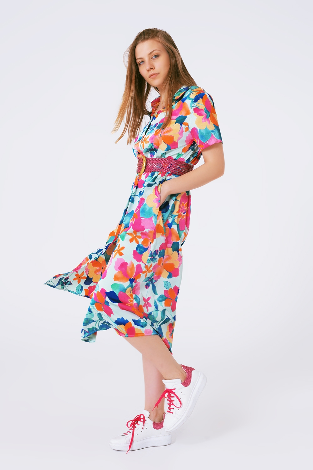 Vestido midi en raso suave con estampado de flores