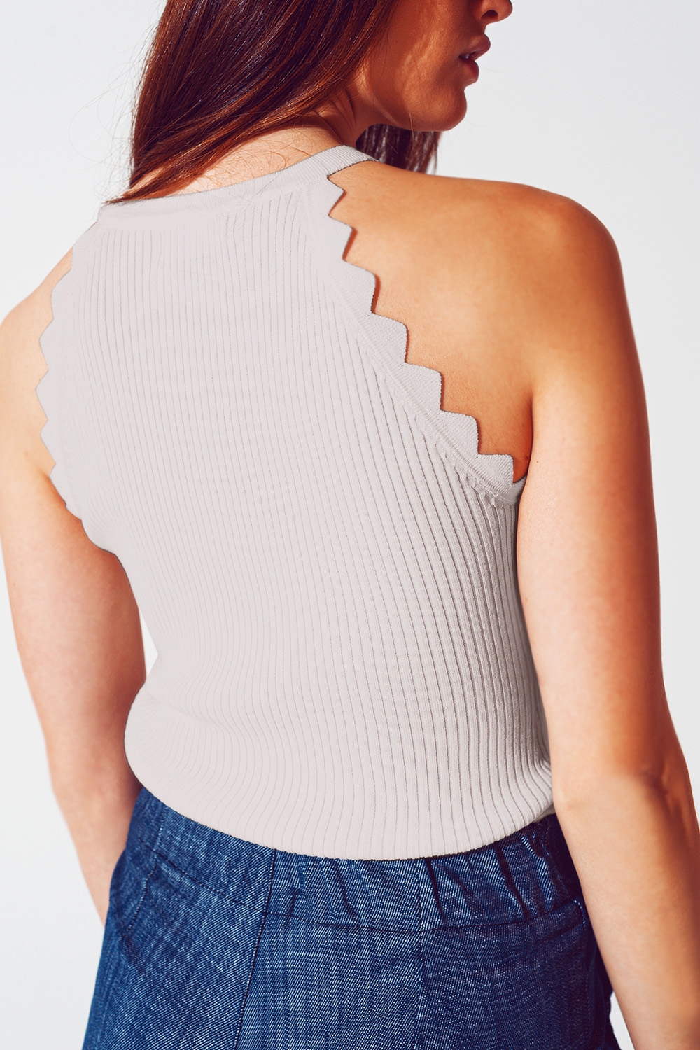 Top halter acanalado con acabado festoneado en beige Top halter acanalado con acabado festoneado en beige