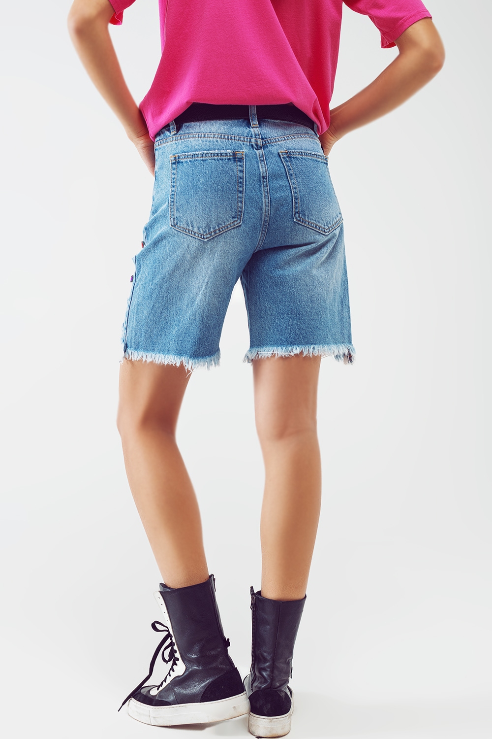 Bermudas cortas desgastadas y adornadas en lavado claro Bermudas cortas desgastadas y adornadas en lavado claro