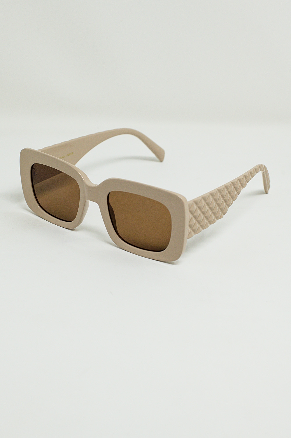 Gafas de sol ovaladas con lente ahumada en beige Gafas de sol ovaladas con lente ahumada en beige