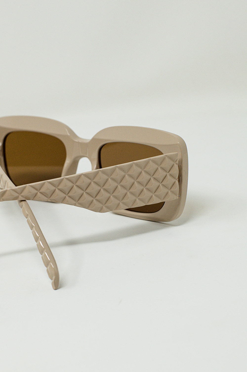 Gafas de sol ovaladas con lente ahumada en beige Gafas de sol ovaladas con lente ahumada en beige