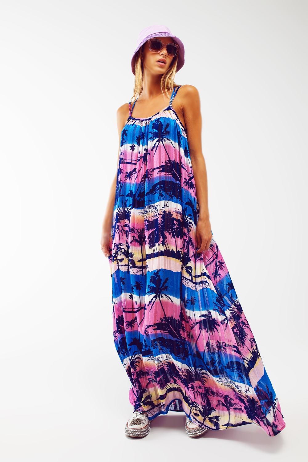 Vestido largo de espalda abierta y relajada con estampado azul tropical Vestido largo de espalda abierta y relajada con estampado azul tropical