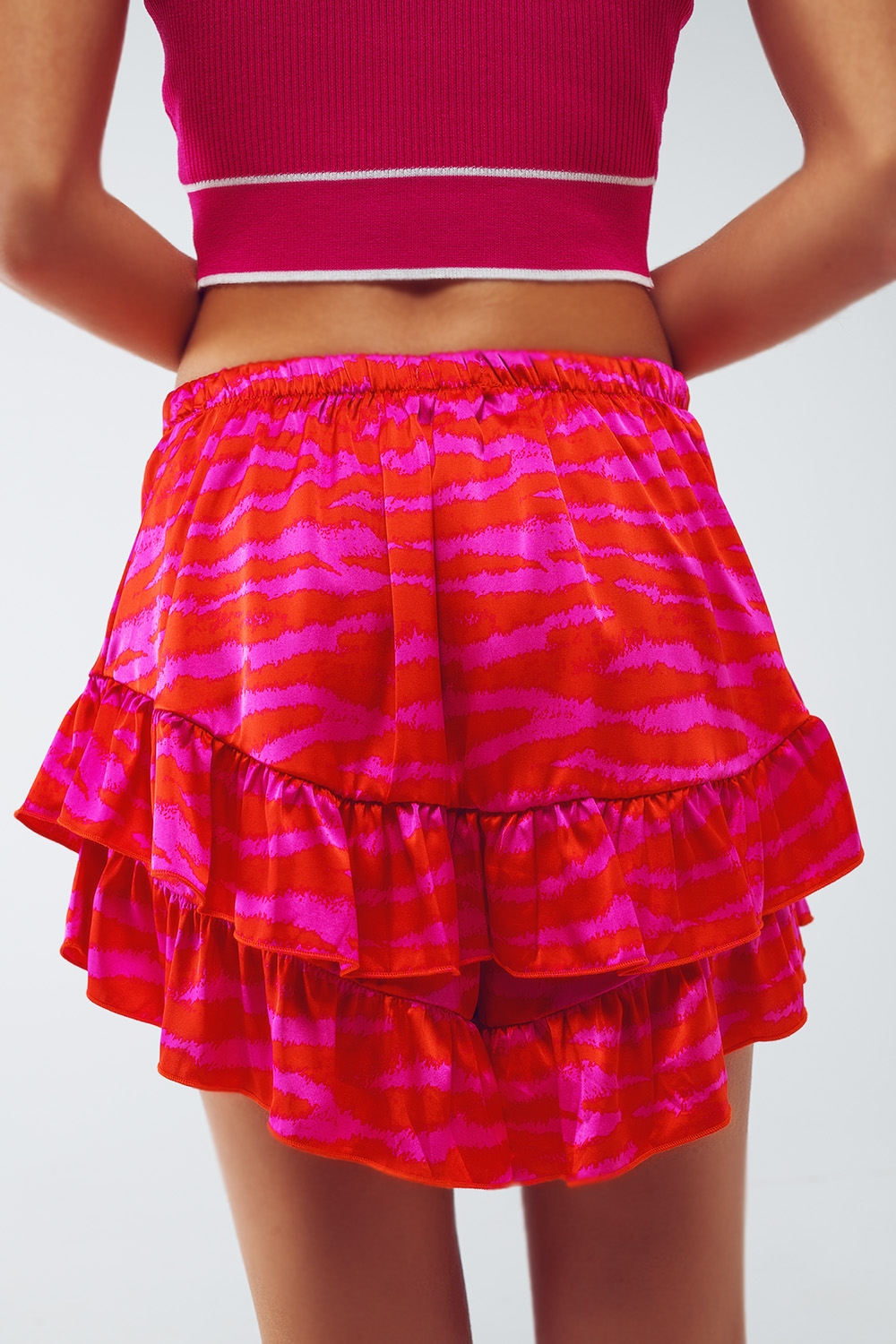 Shorts con dobladillo con volantes en estampado de cebra en naranja y fucsia Shorts con dobladillo con volantes en estampado de cebra en naranja y fucsia