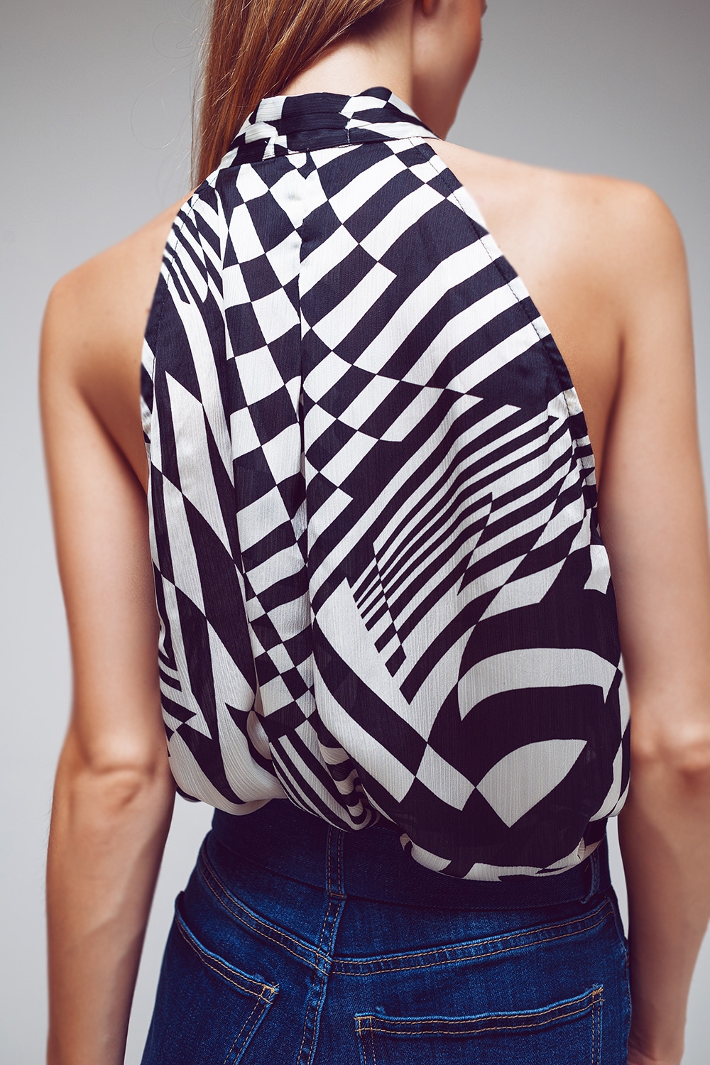 Top Halter con cuello atado en estampado abstracto negro y blanco Top Halter con cuello atado en estampado abstracto negro y blanco