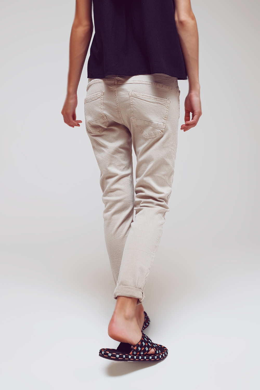 Vaqueros ajustados con botones expuestos en beige Vaqueros ajustados con botones expuestos en beige