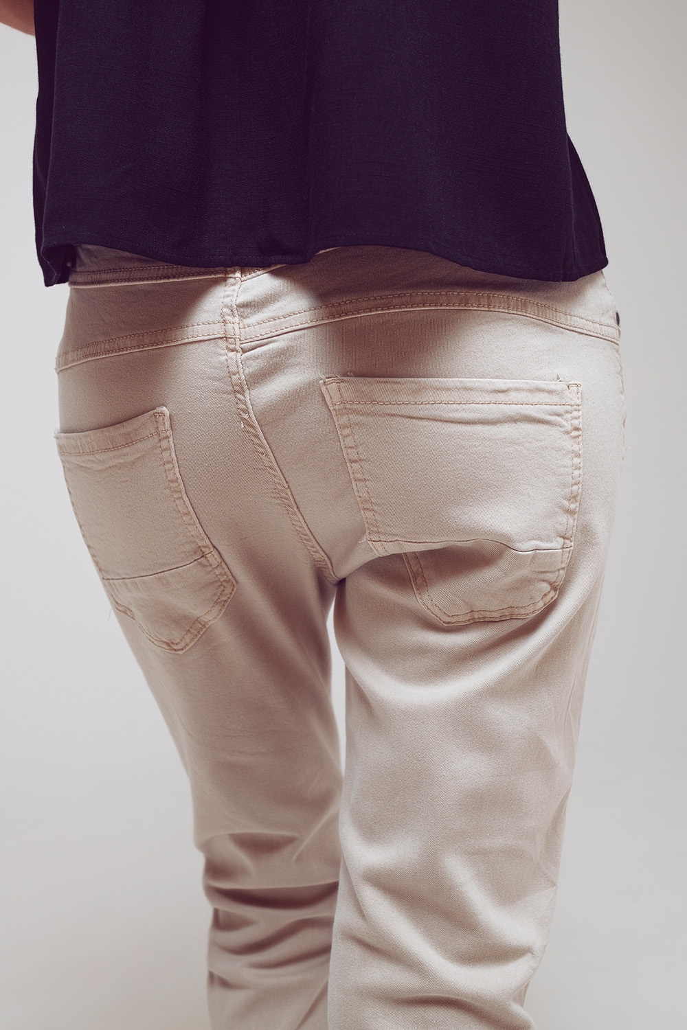 Vaqueros ajustados con botones expuestos en beige Vaqueros ajustados con botones expuestos en beige