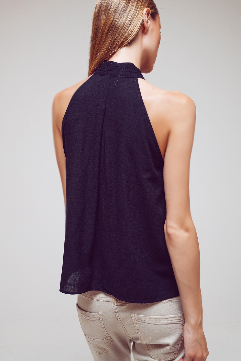 Top Halter con cuello lazado en negro Top Halter con cuello lazado en negro