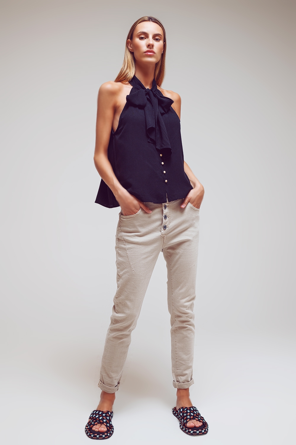 Top Halter con cuello lazado en negro Top Halter con cuello lazado en negro