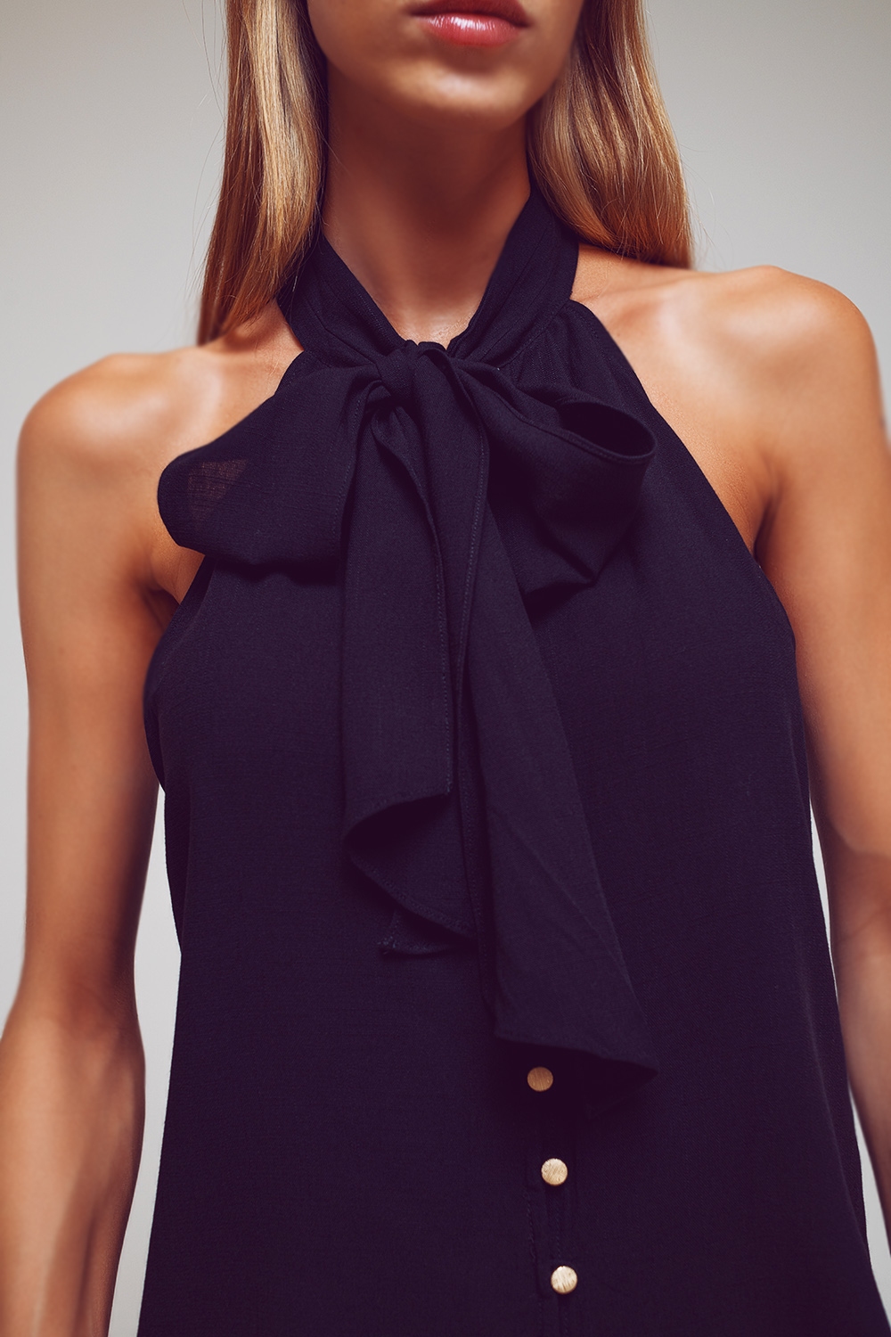 Top Halter con cuello lazado en negro Top Halter con cuello lazado en negro