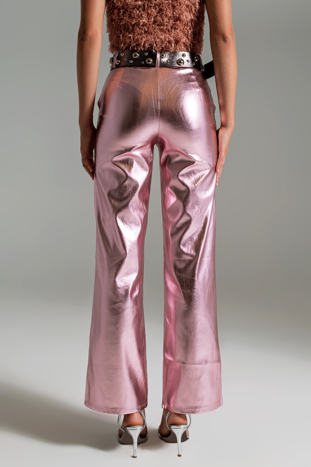 Pantalones rectos metálicos en rosa