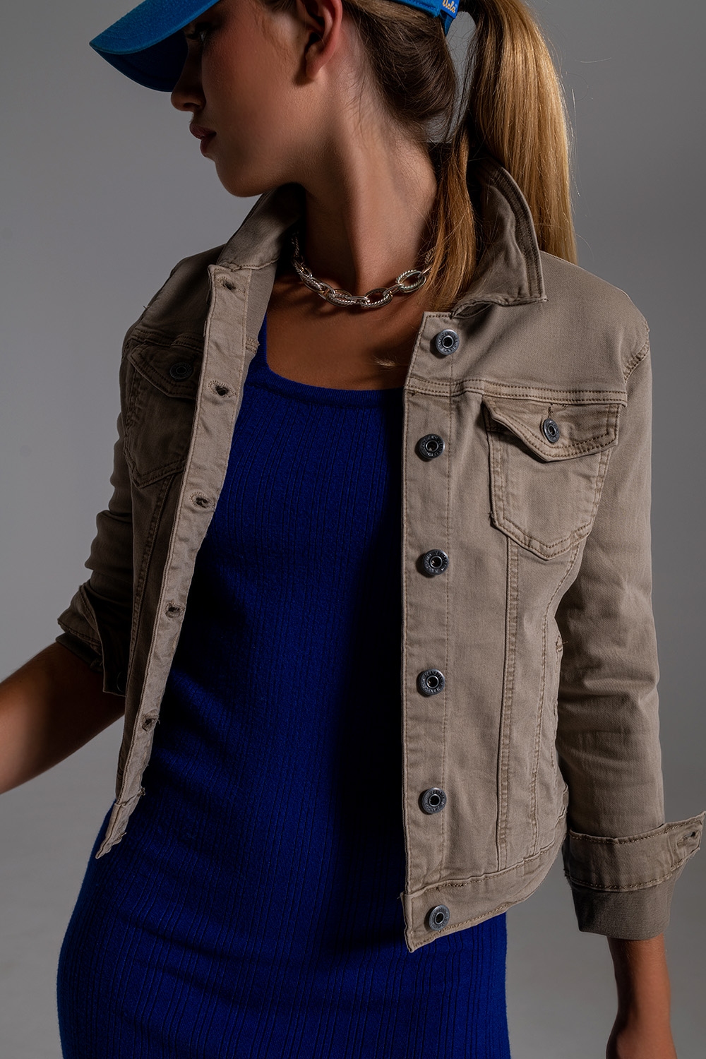 Chaqueta vaquera b&aacute;sica con bolsillos en Beige