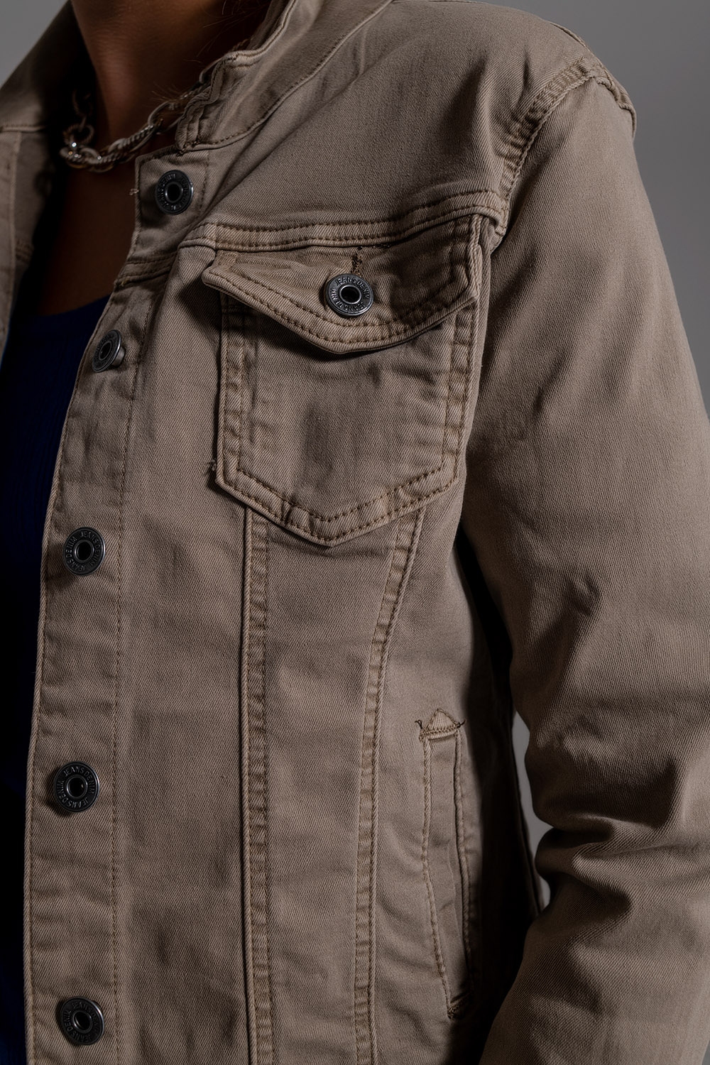 Chaqueta vaquera b&aacute;sica con bolsillos en Beige