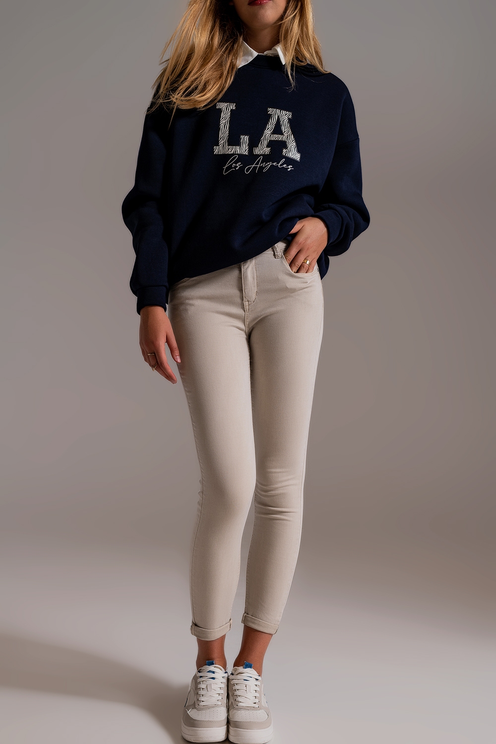Jeans beige tobilleros con arrugas suaves Jeans beige tobilleros con arrugas suaves