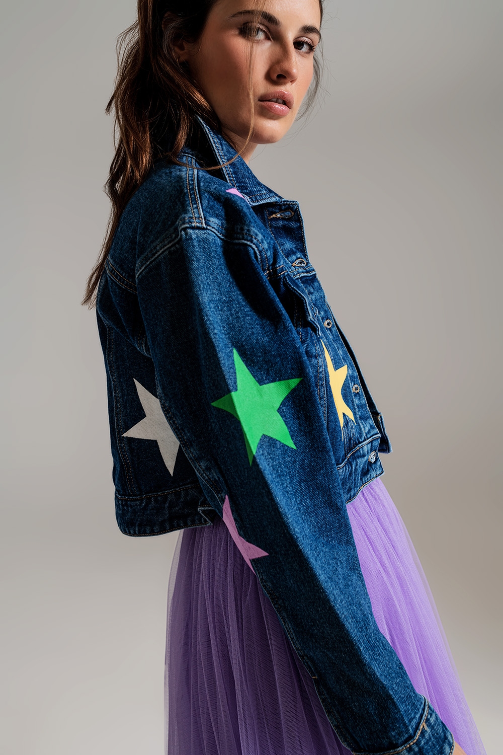 chaqueta vaquera con estrellas multicolores