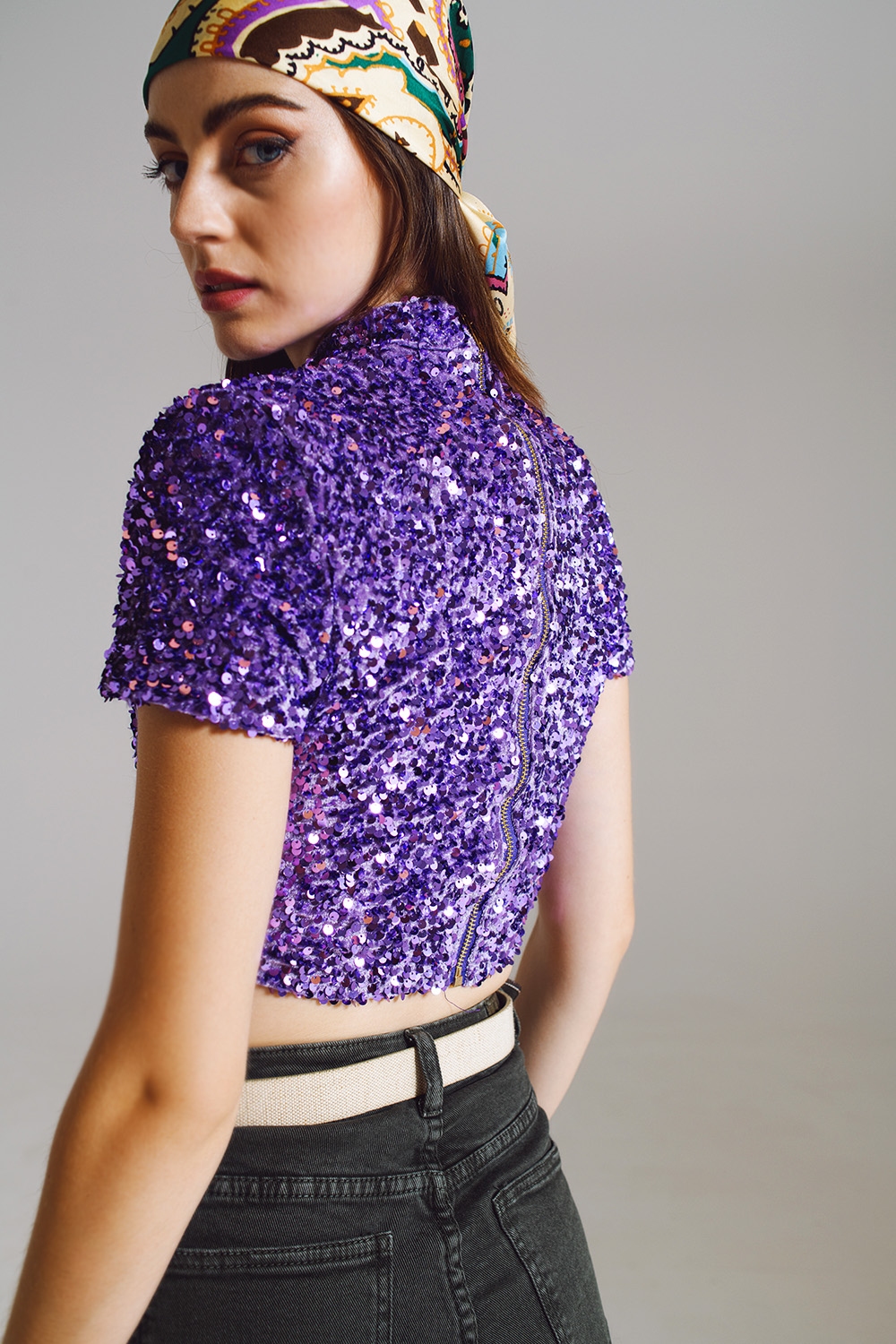 Top de cuello alto corto en lentejuelas moradas Top de cuello alto corto en lentejuelas moradas