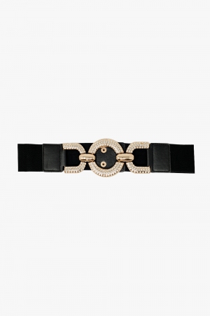 Cinturón elástico negro ajustado con incrustaciones de brillantes en un círculo.