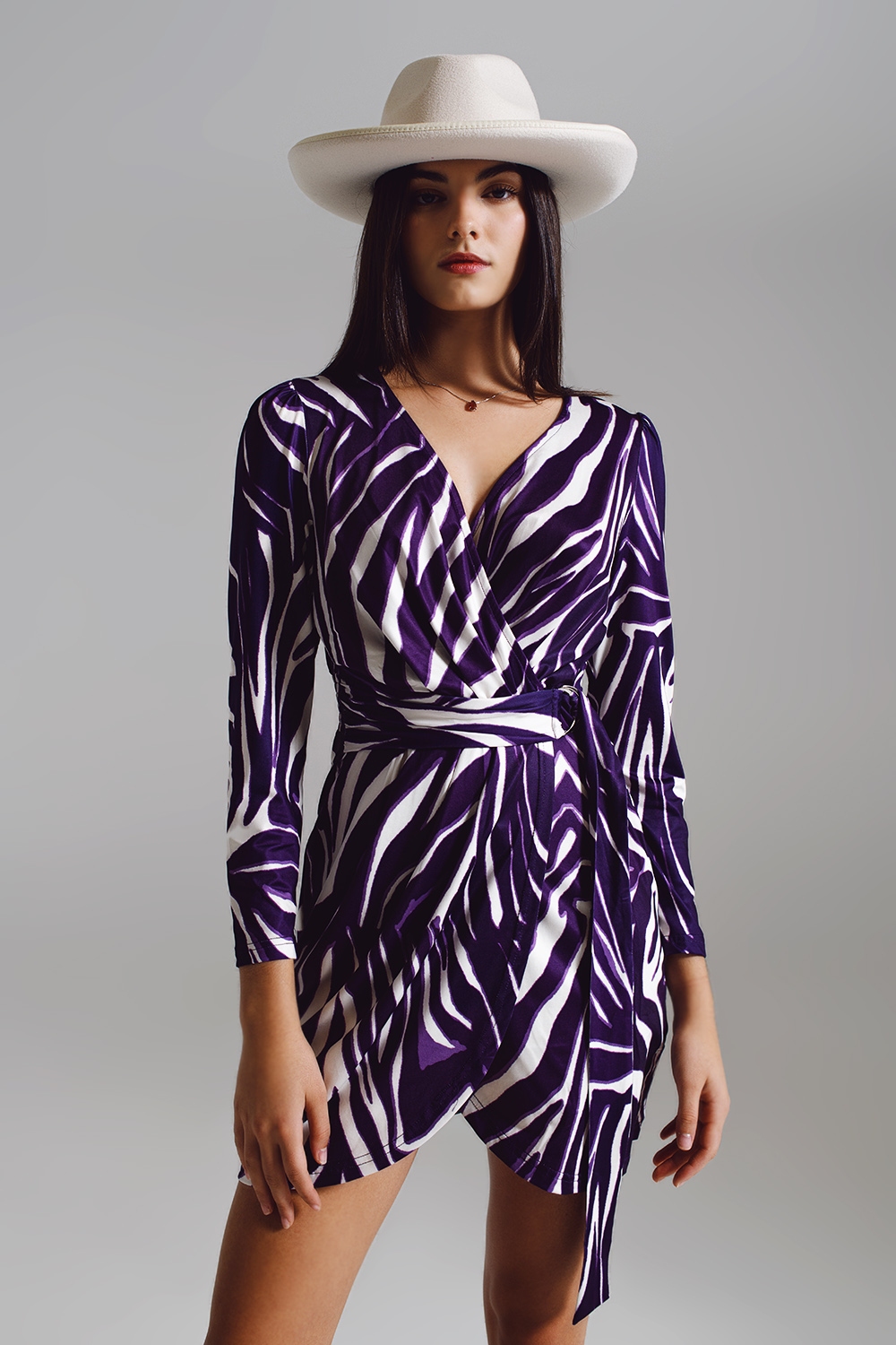 Vestido de manga larga con cintur&oacute;n en crema y estampado de cebra en morado