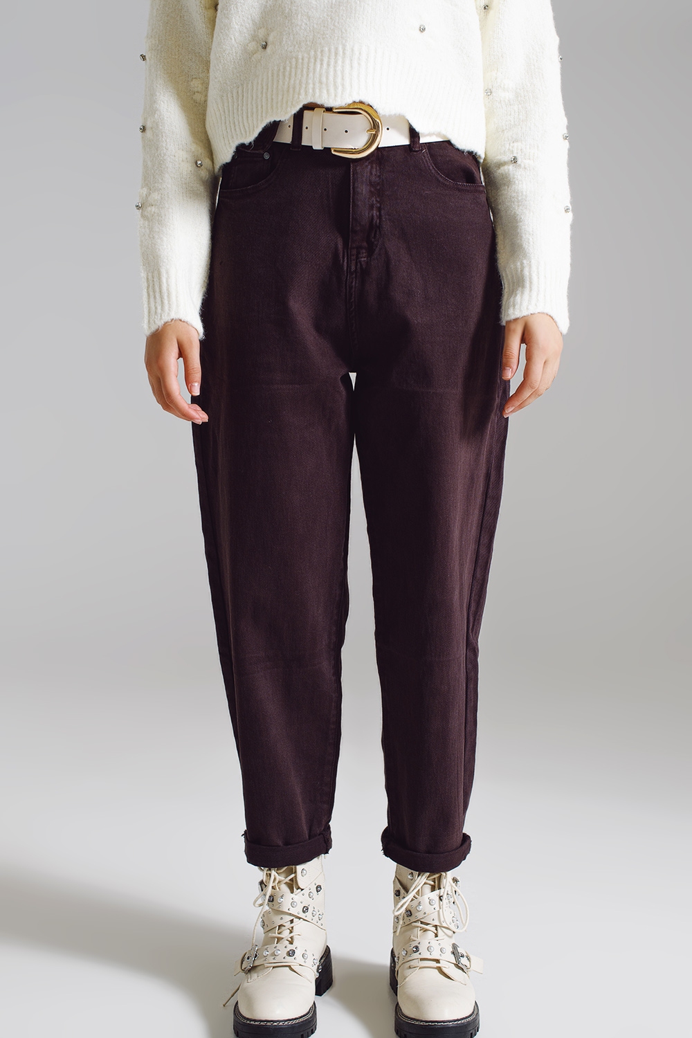 Pantalones marrones relajados con detalles de bolsillo en la cintura