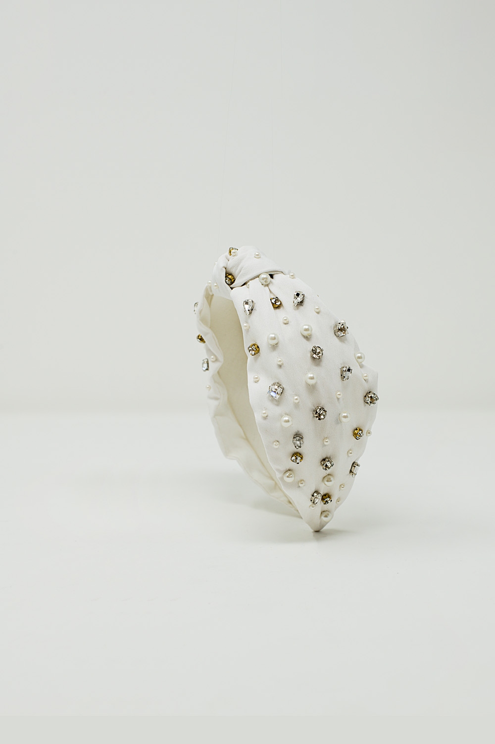 Diadema blanca con perlas y strass decorativos Diadema blanca con perlas y strass decorativos