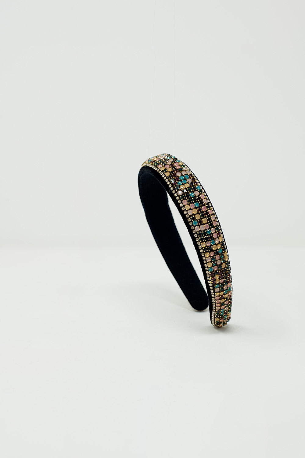 Diadema de terciopelo con detalles de pedrer&iacute;a.
