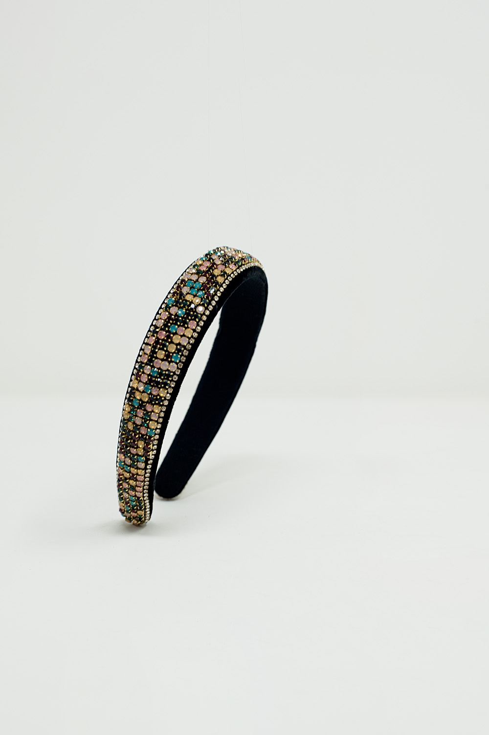 Diadema de terciopelo con detalles de pedrer&iacute;a.