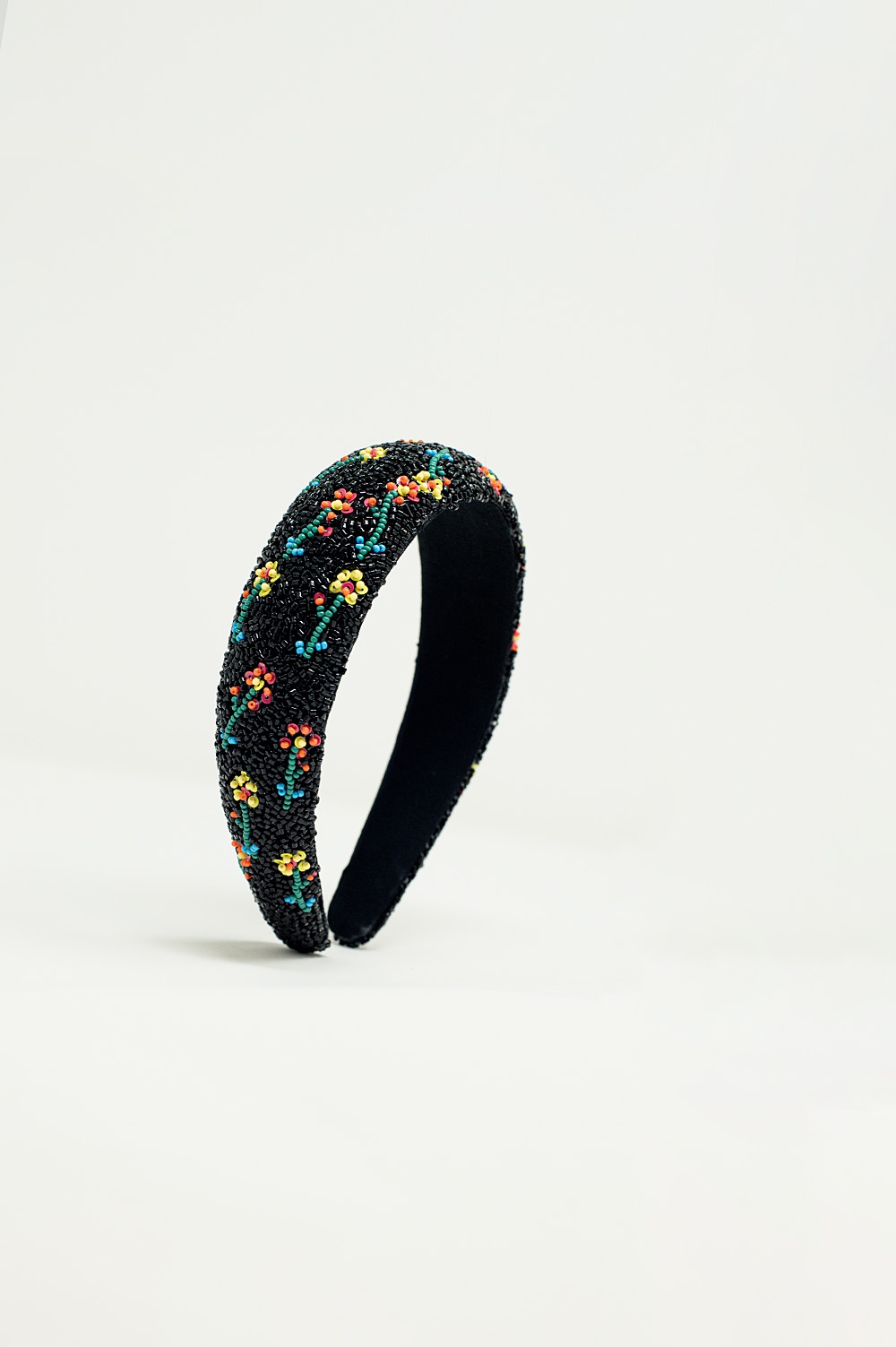 Diadema negra con adornos de cuentas