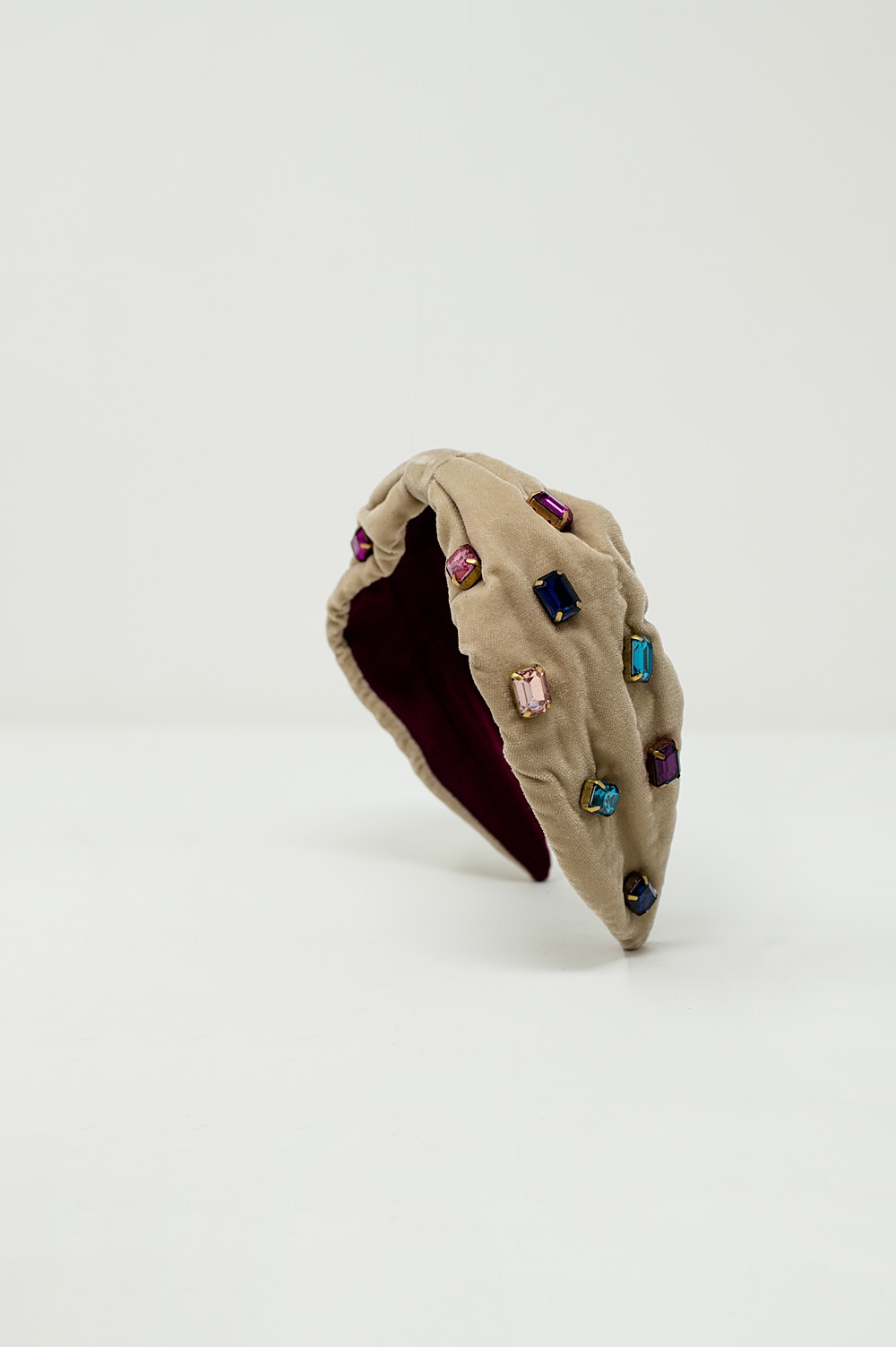 Diadema de terciopelo beige con adornos de pedrería Diadema de terciopelo beige con adornos de pedrería