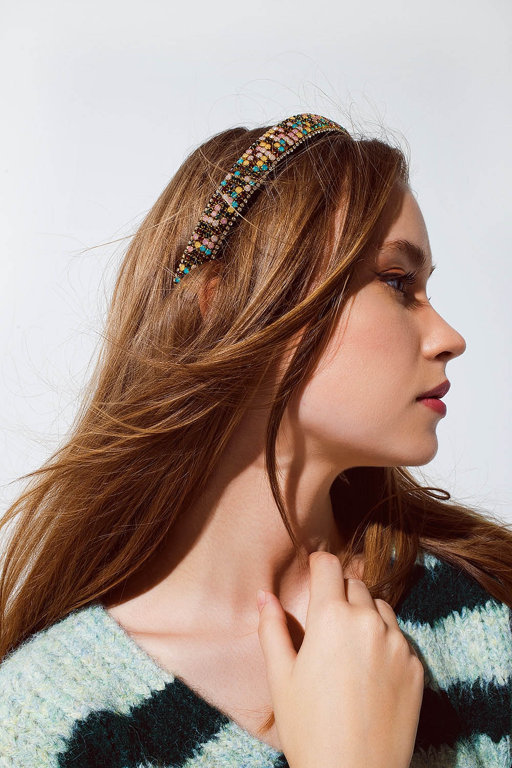 Diadema de terciopelo con detalles de pedrer&iacute;a.
