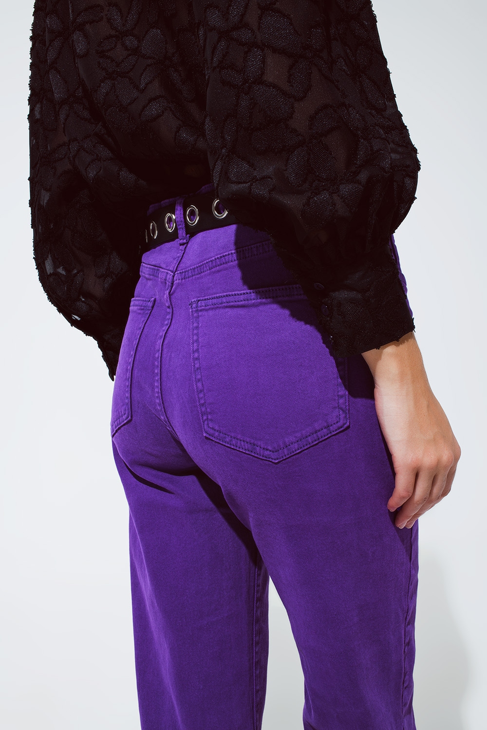 Pantalones vaqueros de pierna recta con bajo recortado en morado