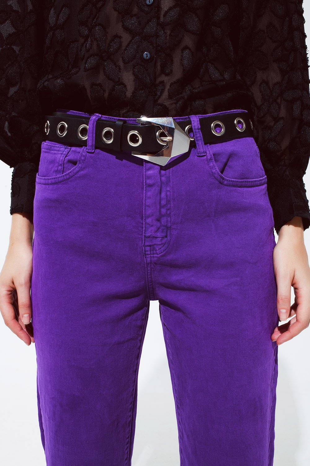Pantalones vaqueros de pierna recta con bajo recortado en morado