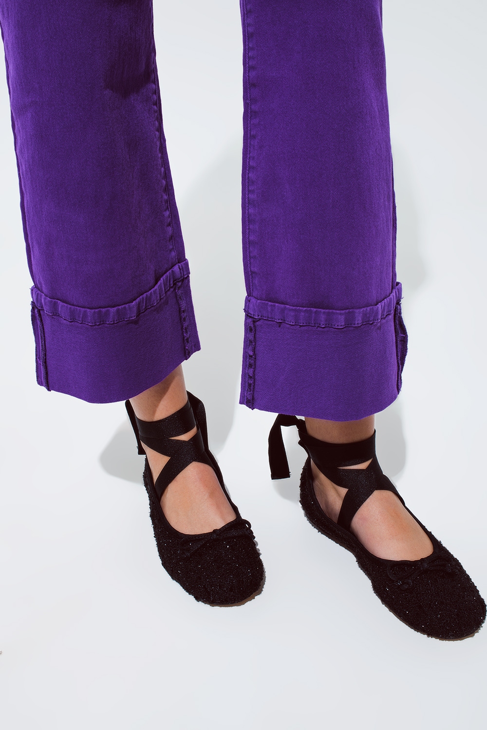 Pantalones vaqueros de pierna recta con bajo recortado en morado