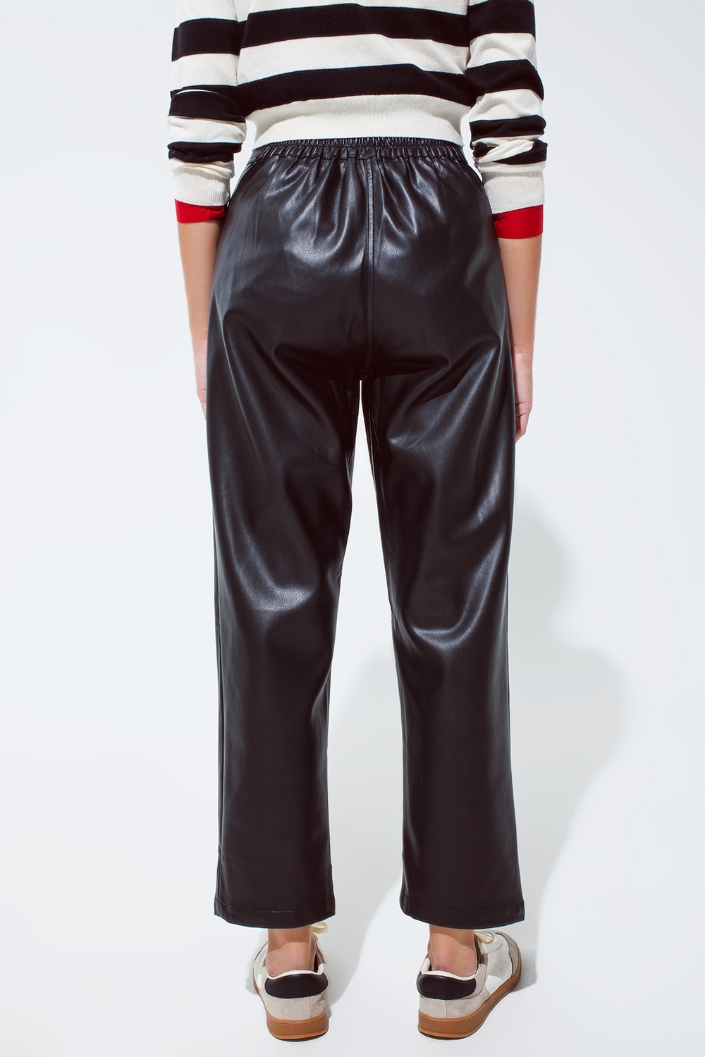 Pantalón de piel sintética con pliegues y cintura elástica Pantalón de piel sintética con pliegues y cintura elástica