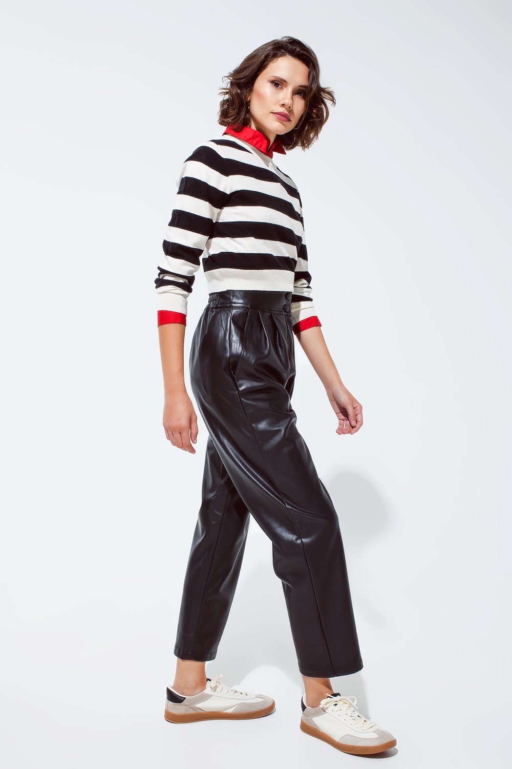 Pantalón de piel sintética con pliegues y cintura elástica Pantalón de piel sintética con pliegues y cintura elástica