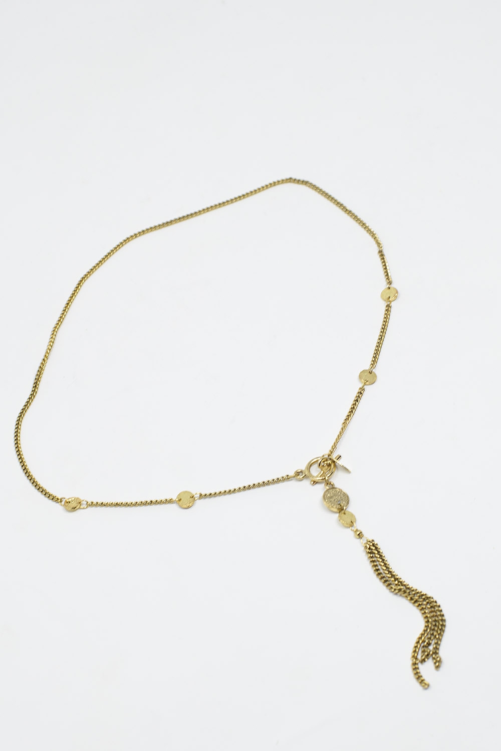 Collar dorado con cuentas y detalle de cadena con flecos