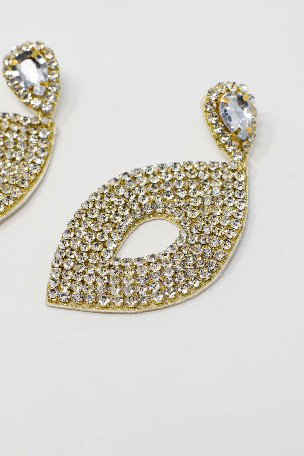 Pendientes largos romboidales con gran joya central y detalles de strass
