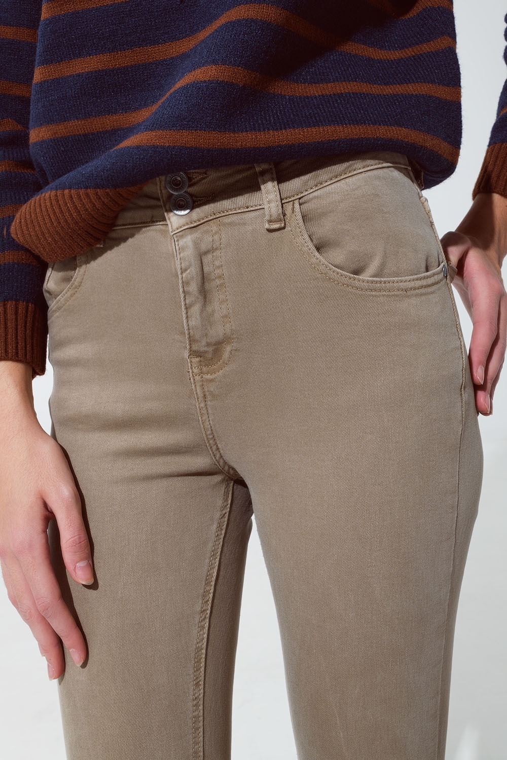 Vaqueros pitillo acampanados con detalle de doble botón en beige Vaqueros pitillo acampanados con detalle de doble botón en beige