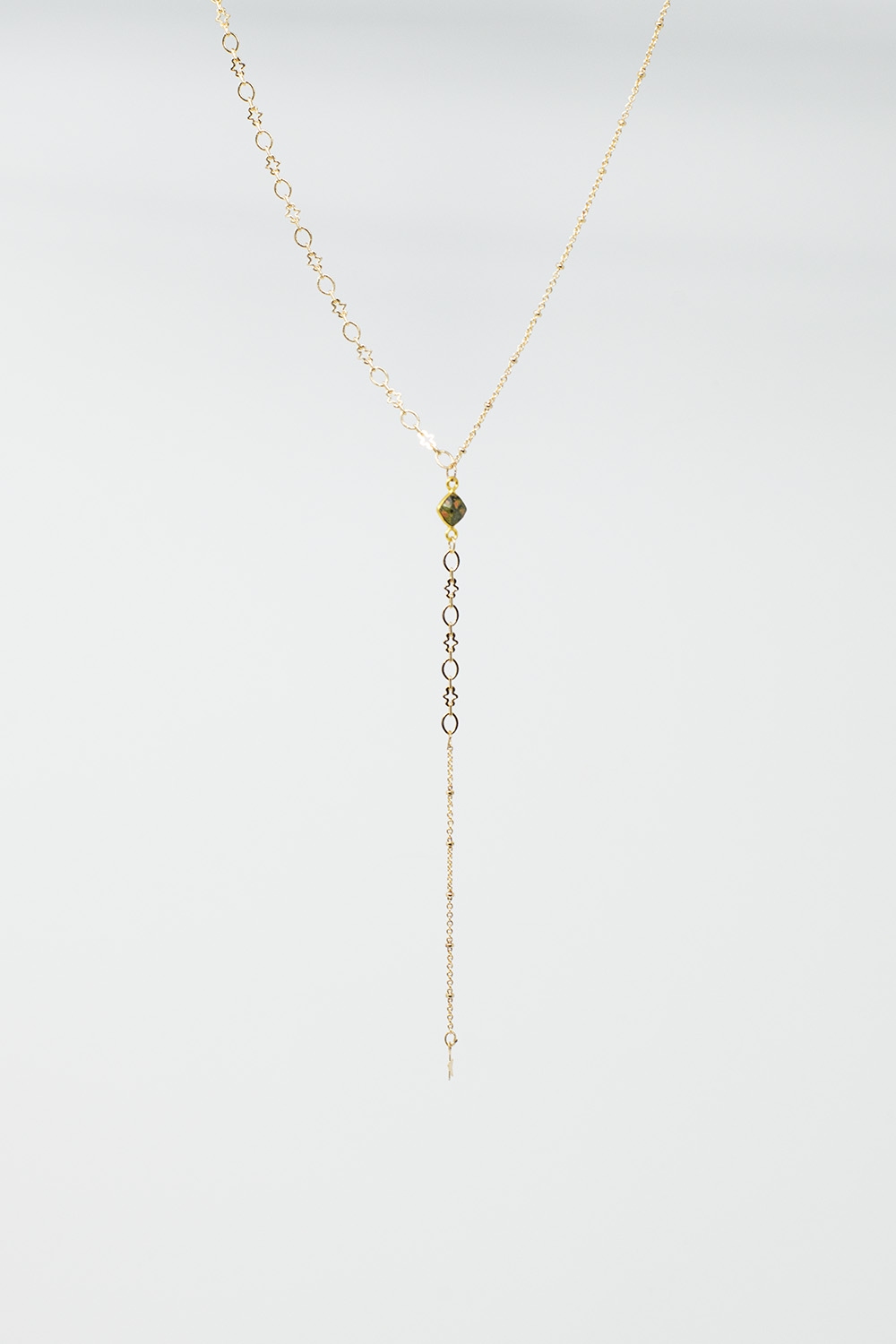 Delicado collar dorado con un colgante de estrella muy sutil y bonito