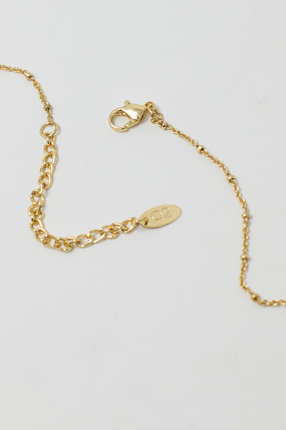Delicado collar dorado con un colgante de estrella muy sutil y bonito
