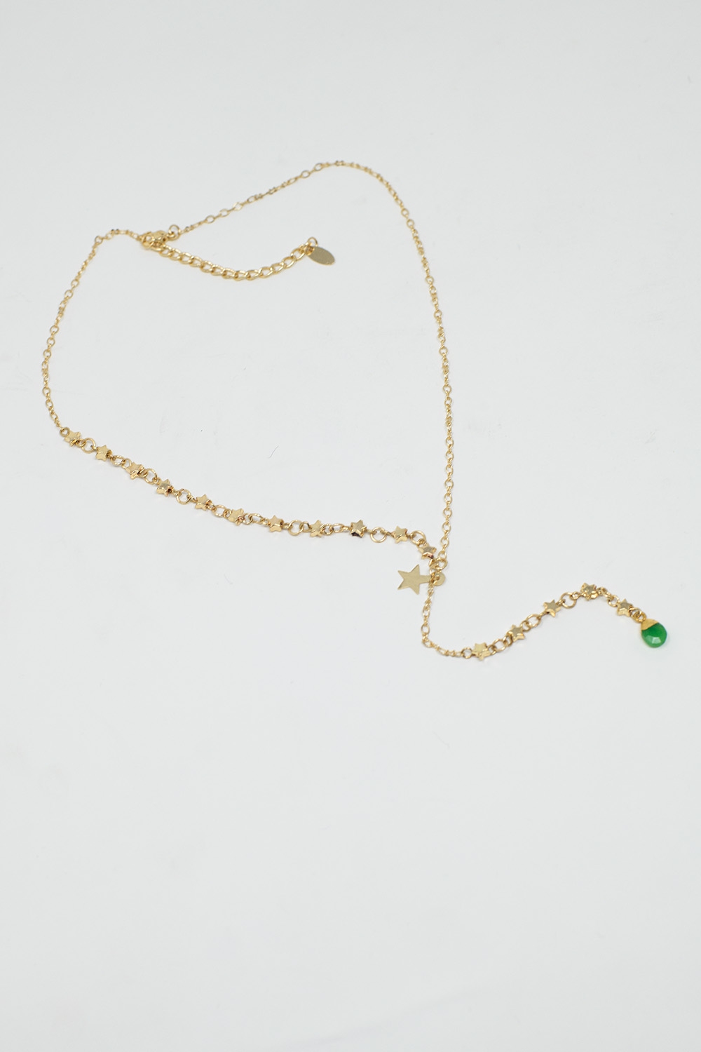 Collar dorado con estrella y cuenta verde