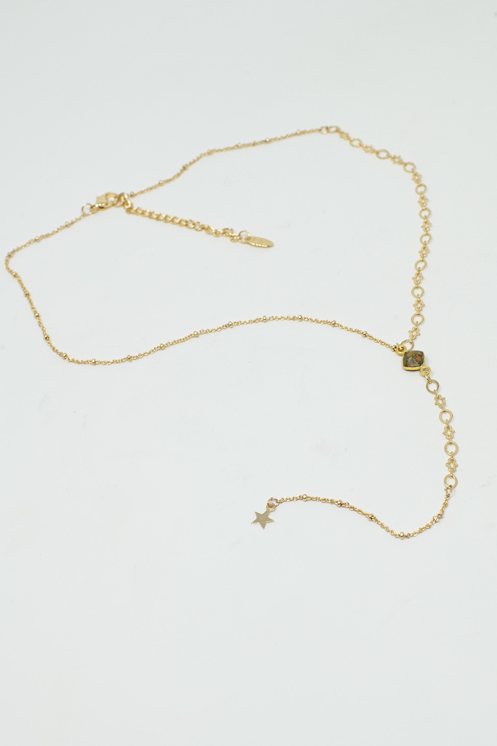 Delicado collar dorado con un colgante de estrella muy sutil y bonito