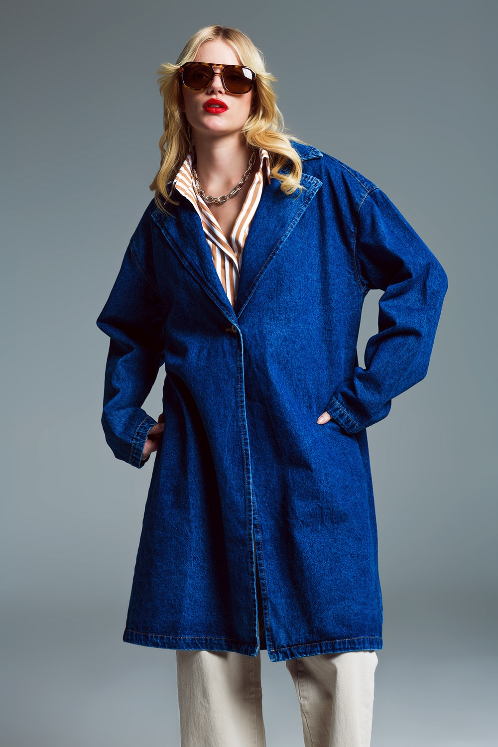 Abrigo en tejido denim extra grande con cuello ancho en lavado medio Abrigo en tejido denim extra grande con cuello ancho en lavado medio