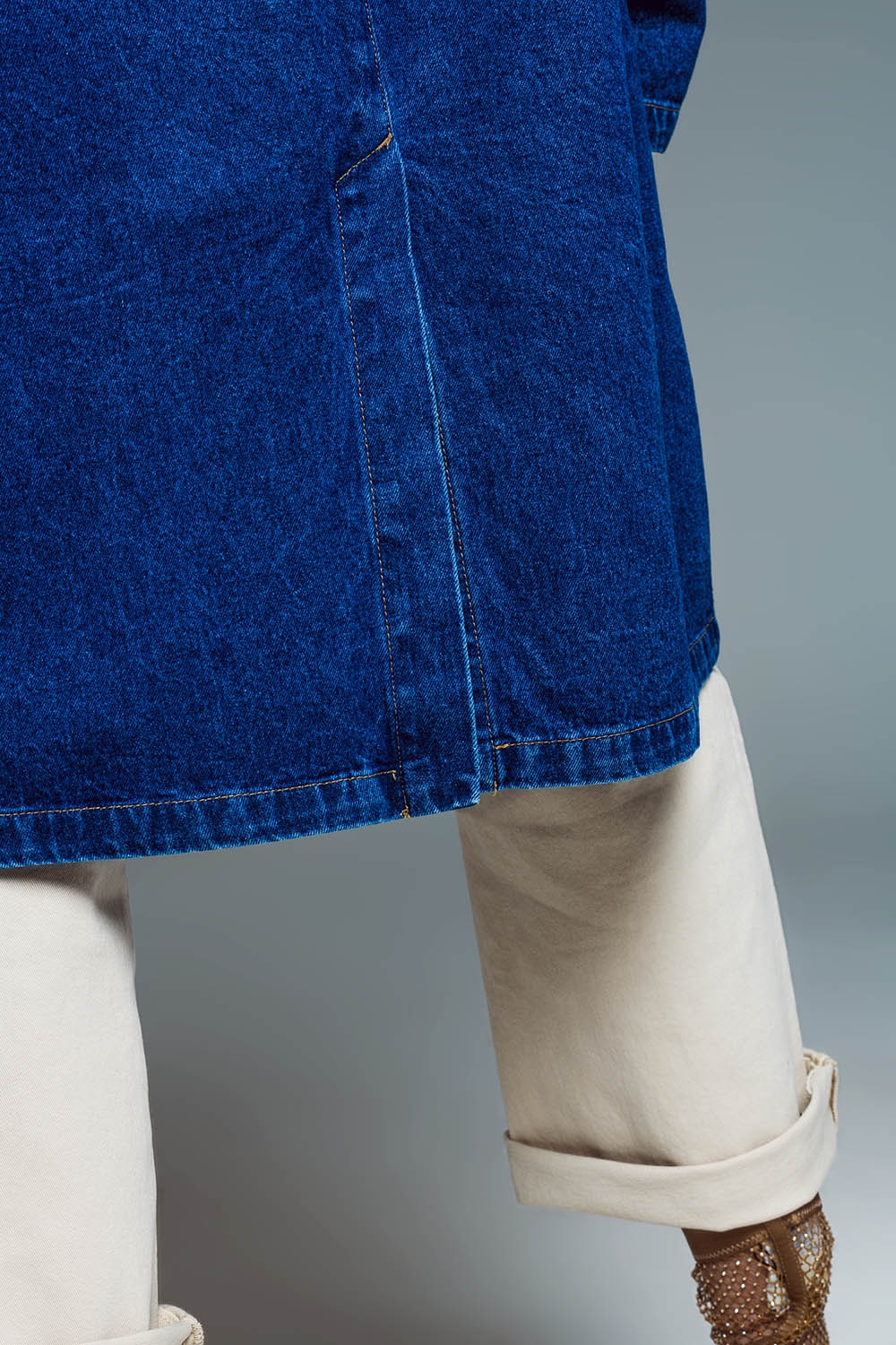 Abrigo en tejido denim extra grande con cuello ancho en lavado medio Abrigo en tejido denim extra grande con cuello ancho en lavado medio
