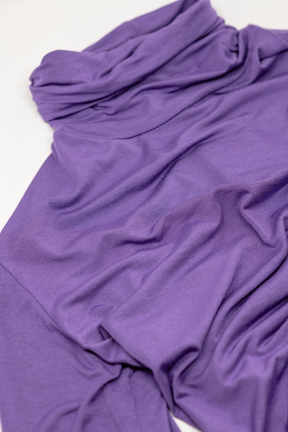 Camiseta de cuello alto y manga larga en tejido modal morado Camiseta de cuello alto y manga larga en tejido modal morado