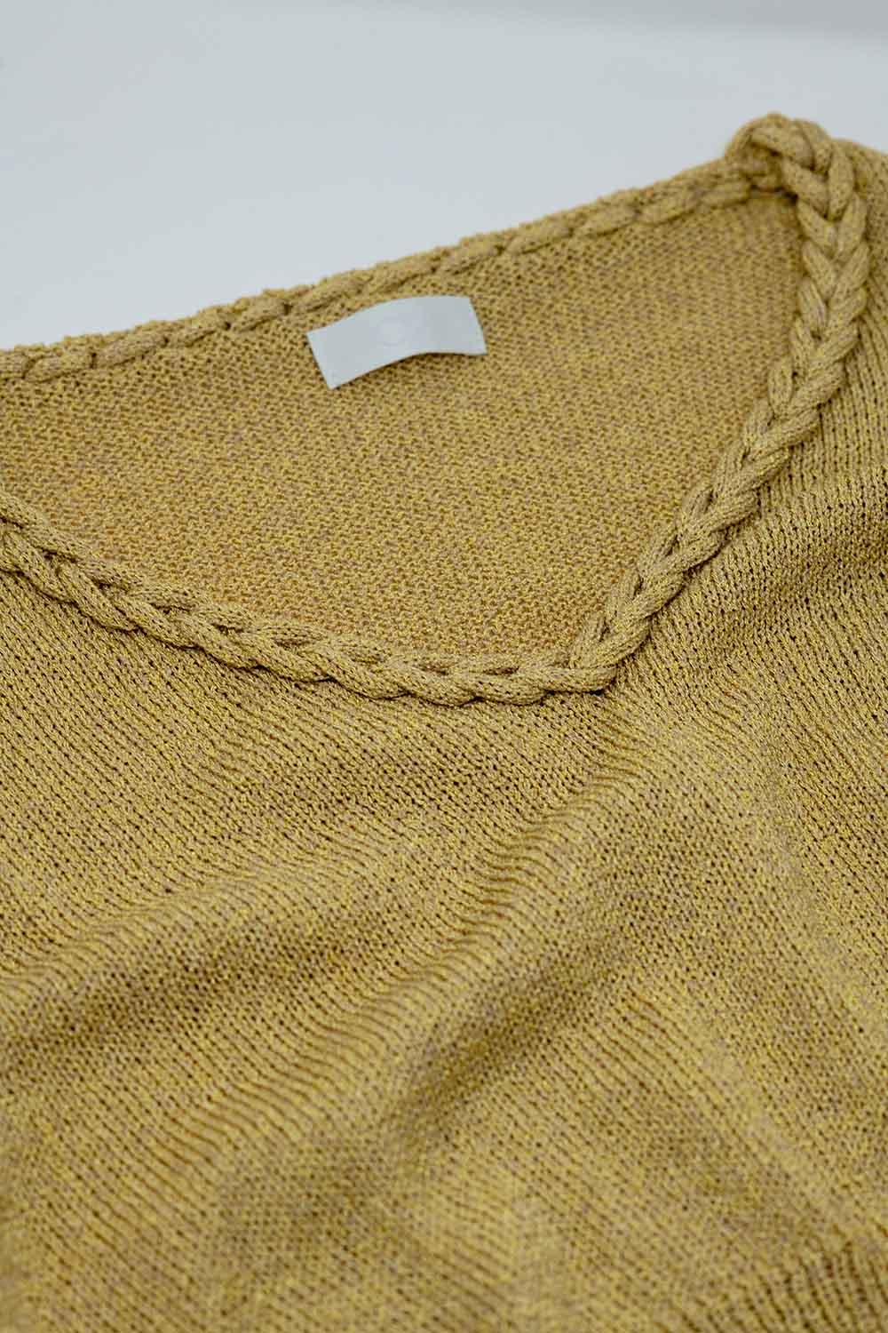 Jersey Ligero Con Cuello En V Ancho Y Detalle Trenzado En Dorado Jersey Ligero Con Cuello En V Ancho Y Detalle Trenzado En Dorado